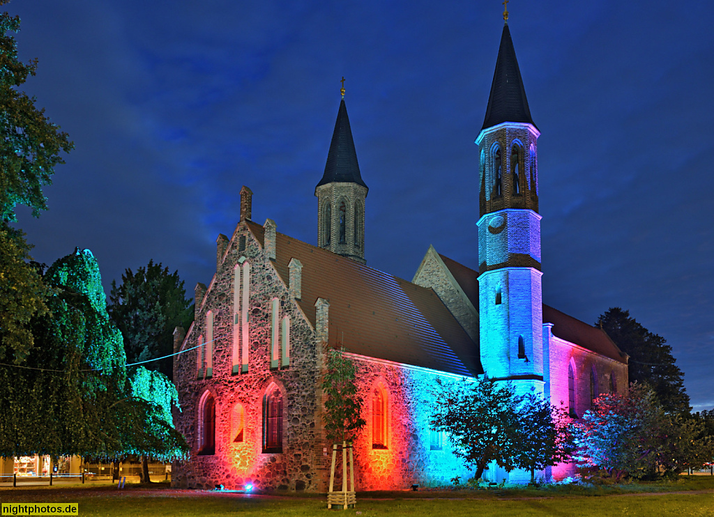 Berlin Pankow Alte Pfarrkirche „Zu den Vier Evangelisten“ erbaut als Dorfkirche im 15 Jhdt. Neugotisch erweitert von Friedrich August Stüler 1857-1859 illuminiert beim Festival of Lights