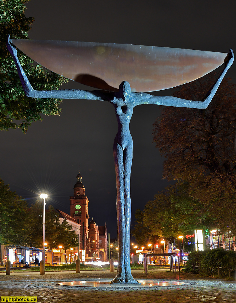 Berlin Pankow Bronzeskulptur Viertelmondträgerin von Bildhauer Trak Wendisch erschaffen 1999 in der Werkstatt für Kunstguss Marc Krepp. Breite Strasse Dorfanger