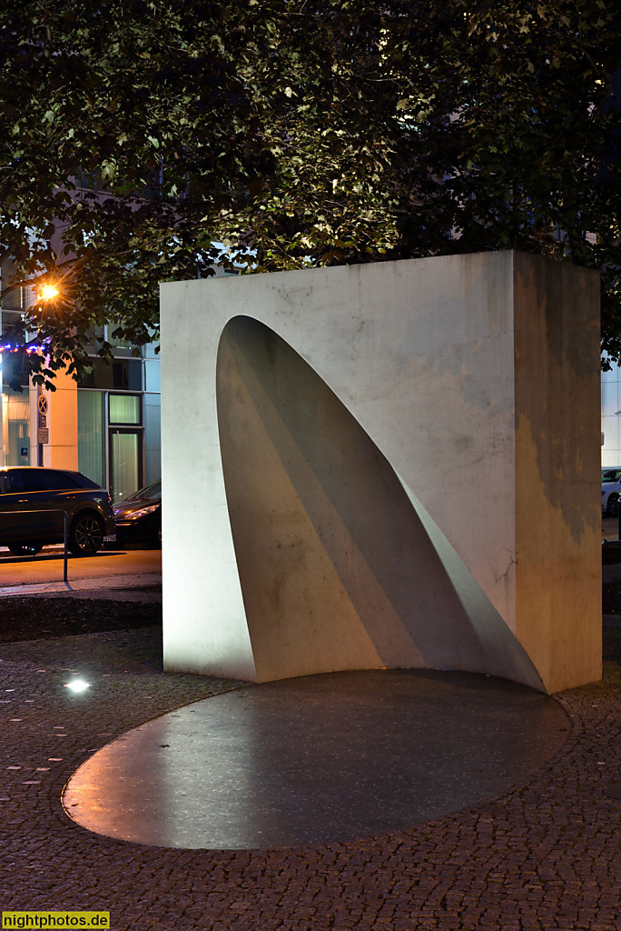 Berlin Mitte Skulptur CAST von Oliver Störmer und Cisca Bogman erschaffen 2015 als Gedenkstein für die Gründungsväter des Friedrichstadt-Palastes Max Reinhardt Hans Poelzig und Erik Charell