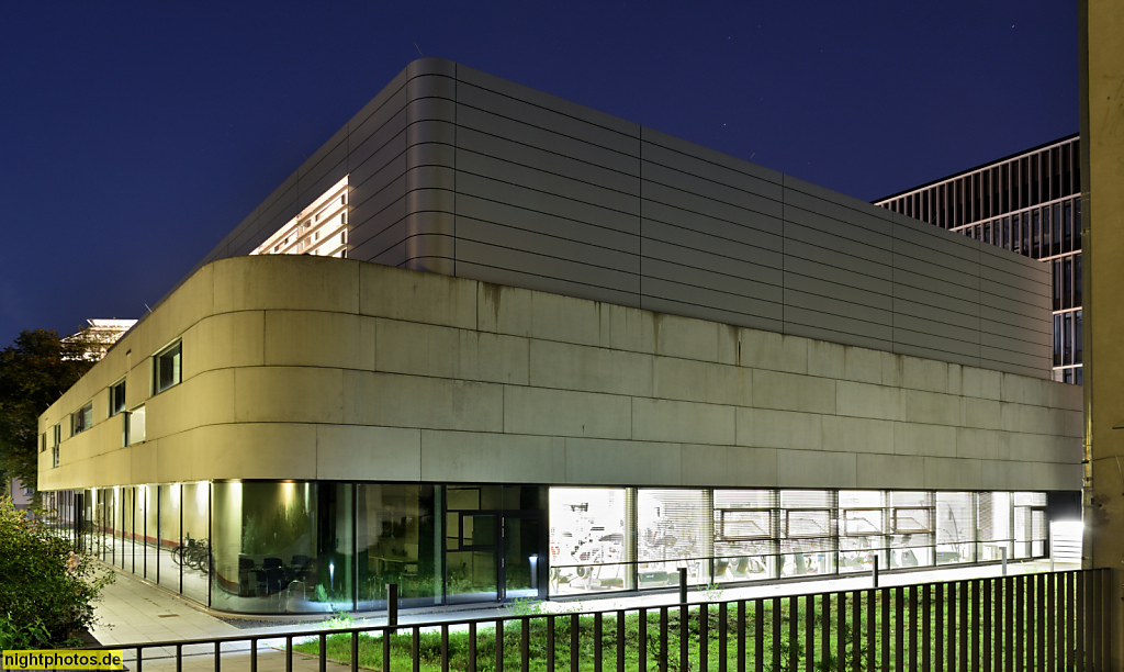 Berlin Mitte Forschungssporthalle erbaut 2012 von Architekturbüro Scheidt Kasprusch auf dem Humboldt-Campus an der Hannoversche Strasse 26