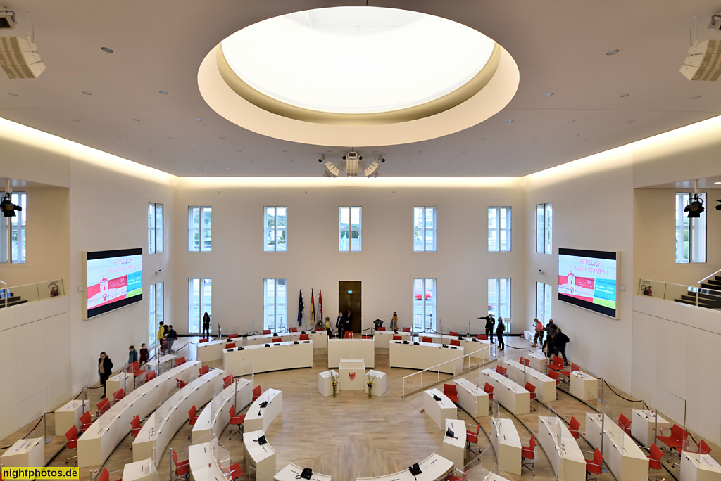 Potsdam Landtag. Erbaut 1751 als Stadtschloss von Georg Wenzeslaus von Knobelsdorff für Friedrich II. Rekonstruiert 2014 von Architekt Peter Kulka. Parlament Sitzungsaal