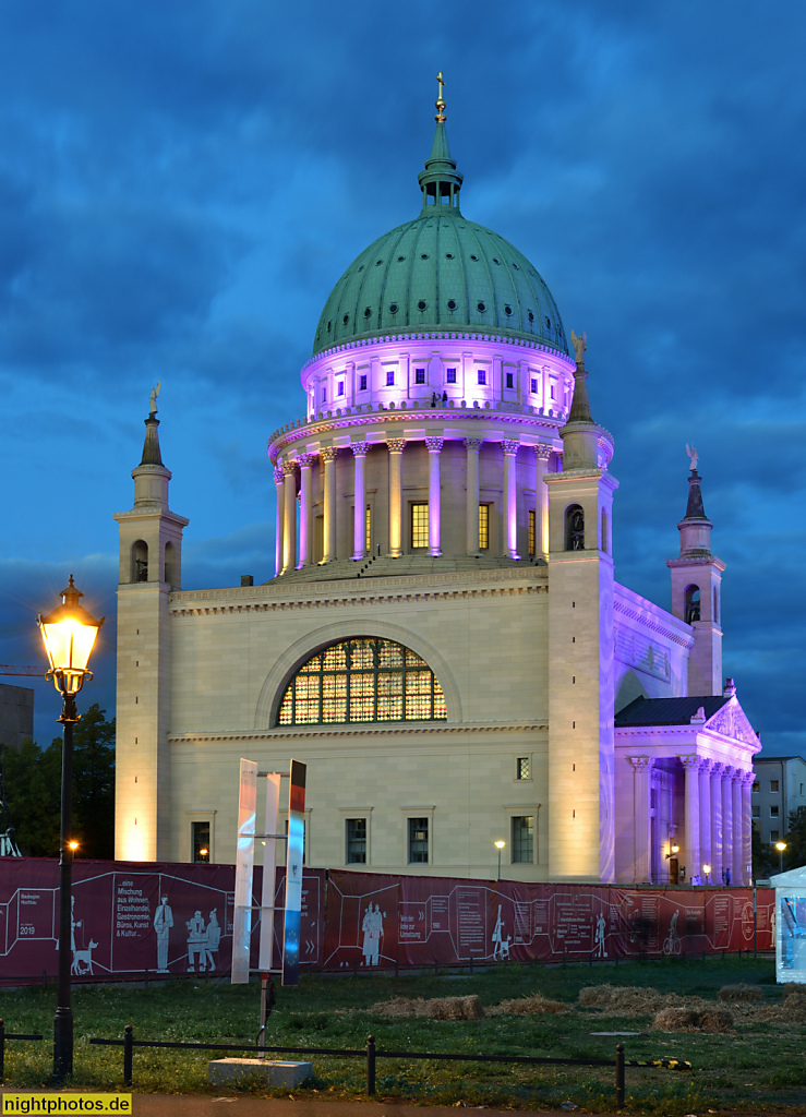 Potsdam Nikolaikirche erbaut 1830-1837 nach Planung von Karl Friedrich Schinkel in klassizistischem Stil für Friedrich Wilhelm III. Illuminiert zur Vereinigungsfeier 2020