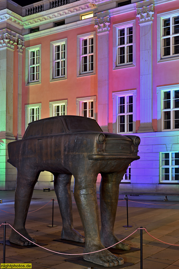 Potsdam Landtag erbaut 1751 als Stadtschloss von Georg Wenzeslaus von Knobelsdorff. Architekt Rekonstruktion 2014 Peter Kulka. Riesentrabi von Bildhauer David Černý 1990