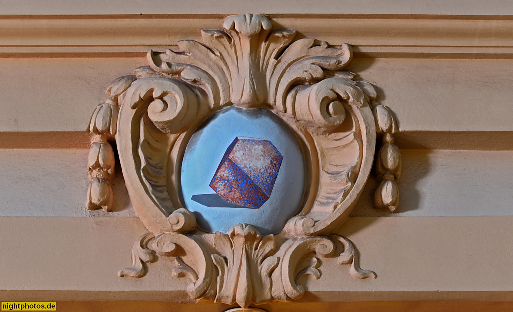 Potsdam Einstein-Forum. Erbaut 1773 als Wohnhaus von Baumeister Georg Christian Unger. Rokoko-Kartusche. Am Neuen Markt 7