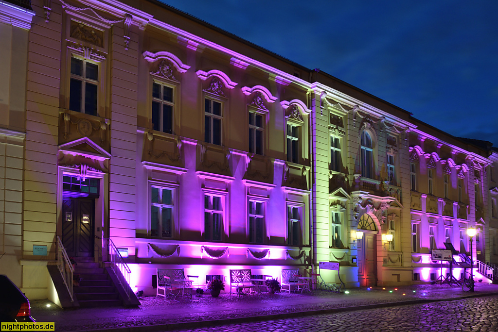 Potsdam Bürgerliches Wohnhaus im Barockstil erbaut 1777 von Georg Christian Unger in der Wilhelm-Staab-Strasse. Zugang zum Nikolaisaal