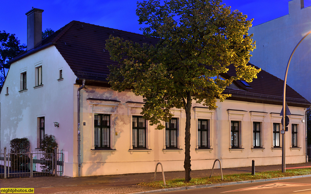 Berlin Wittenau Wohnhaus mit Krüppelwalmdach erbaut 1860. Eichborndamm 285