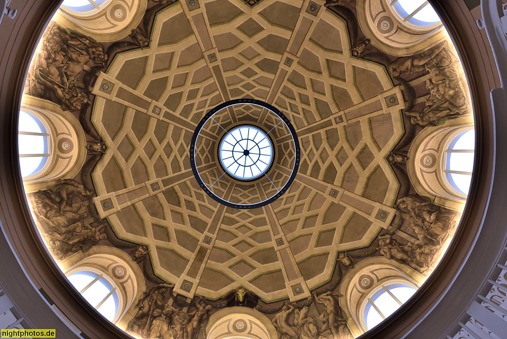 Berlin Mitte Tieranatomisches Theater erbaut 1789-1790 von Carl Gotthard Langhans unter König Friedrich Wilhelm II. Hörsaal als Kuppelsaal mit Rundkuppel. Grisaillemalerei von Christian Bernhard Rode