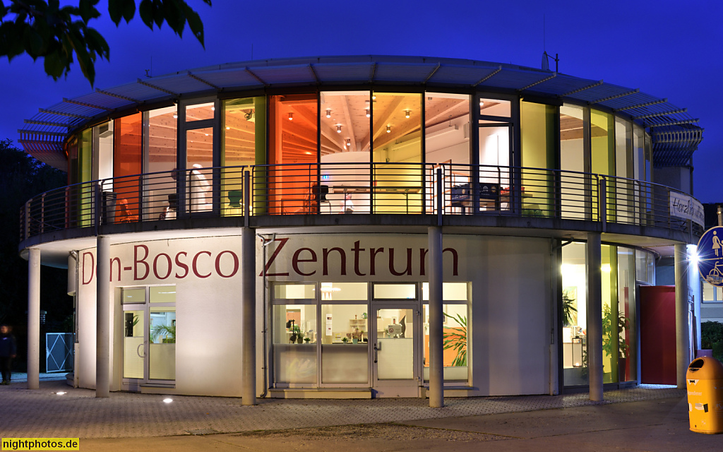 Berlin Marzahn Don-Bosco-Zentrum seit 2007-2008 nach Umbau von Architekt Roger Bach Büro13. Erbaut 1992 als Aussiedlerheim. Otto-Rosenberg-Strasse 1