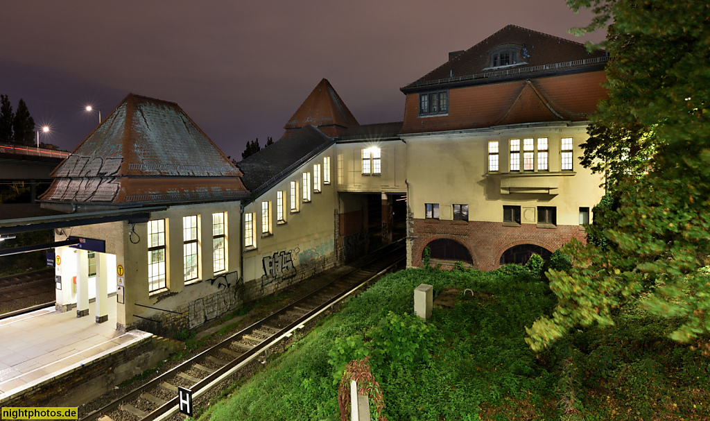 Berlin S-Bahnhof Pankow-Heinersdorf. Haltepunkt seit 1893. Empfangsgebäude erbaut 1912-1916 von Karl Cornelius und Ernst Schwartz. Restauriert 1997