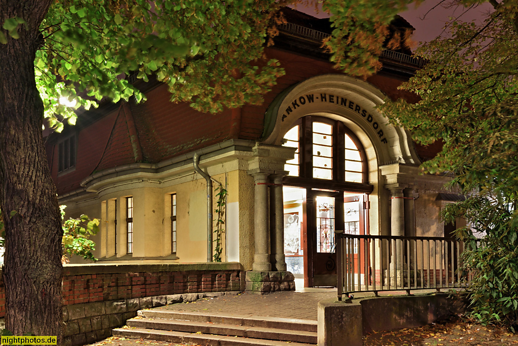 Berlin S-Bahnhof Pankow-Heinersdorf. Haltepunkt seit 1893. Empfangsgebäude erbaut 1912-1916 von Karl Cornelius und Ernst Schwartz. Restauriert 1997