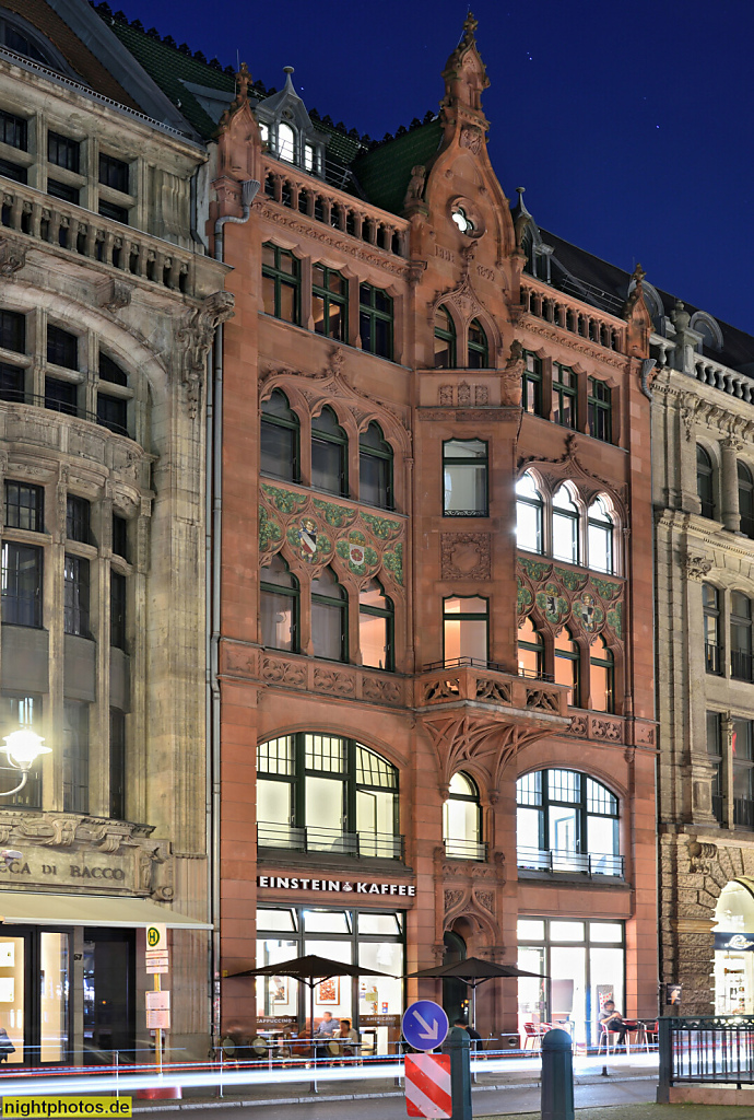 Berlin Mitte Friedrichstrasse 166. Einstein Kaffee. Geschäftshaus erbaut 1899 von Ferdinand Wendelstadt und Max Welsch. Neogotische Fassade aus Rotem Sandstein
