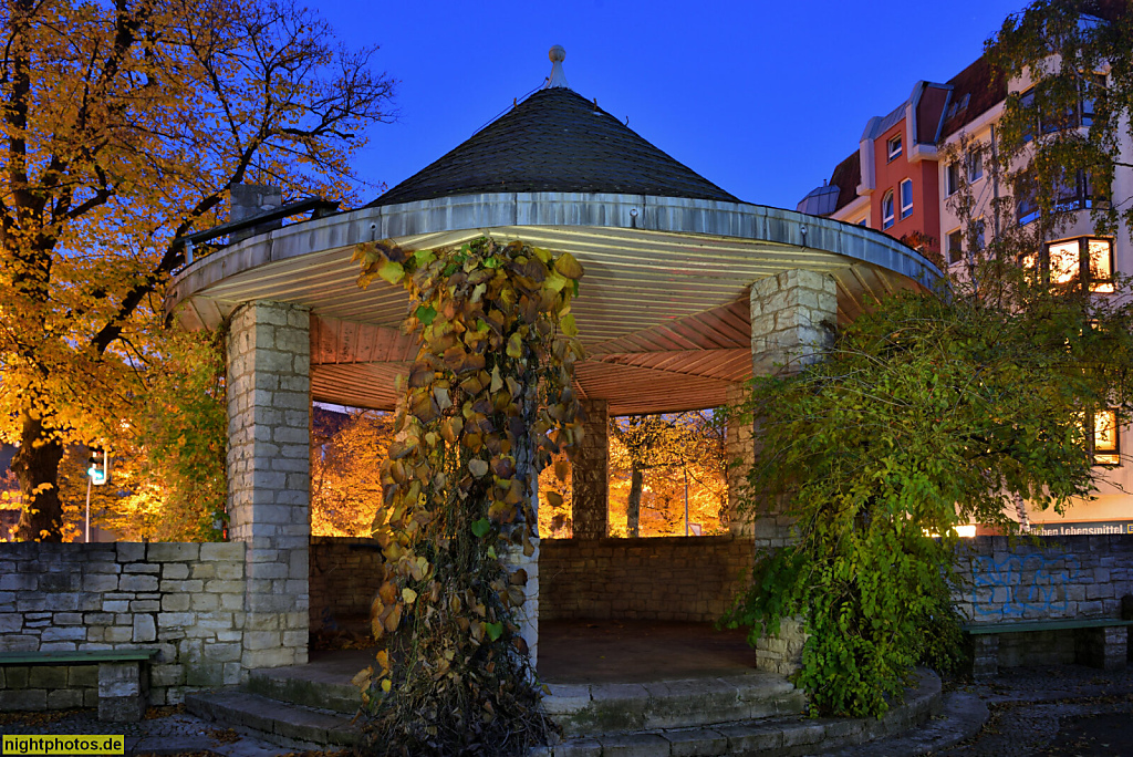 Berlin Westend Brixplatz angelegt 1919-1921 von Gartenarchitekt Erwin Barth mit Bauleiter Kurt Pöthig. Pavillon aus Kalkbruchstein mit Schieferschindeln-Dach