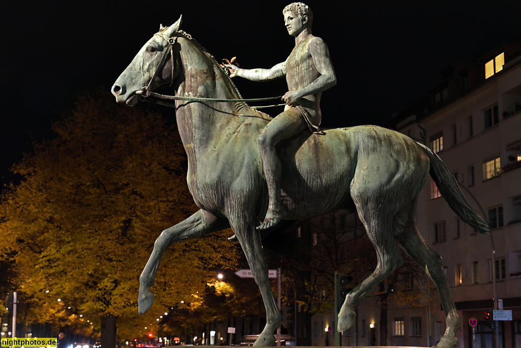 Berlin Westend Bronzeskulptur 'Der Sieger' erschaffen 1896-1902 von Louis Tuaillon auf dem Steubenplatz