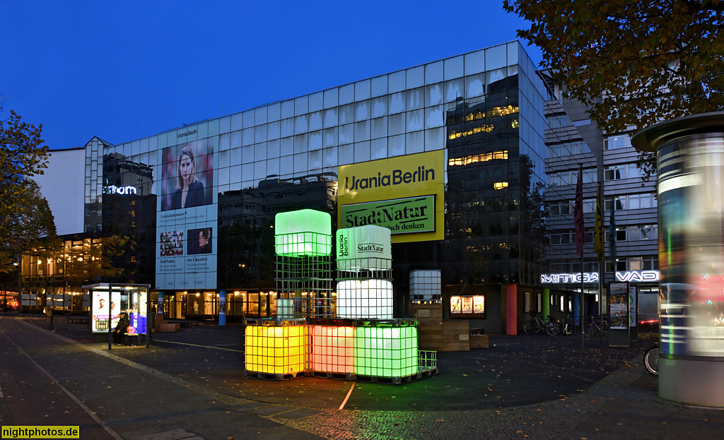 Berlin Schöneberg Urania-Haus erbaut 1962 von Architekten Hans Christoph Rübecke und Thomas Altenberg mit Bauingenieur Prof Dr Ing Winckel an der Ecke Kleiststrasse mit Spiegelfassade