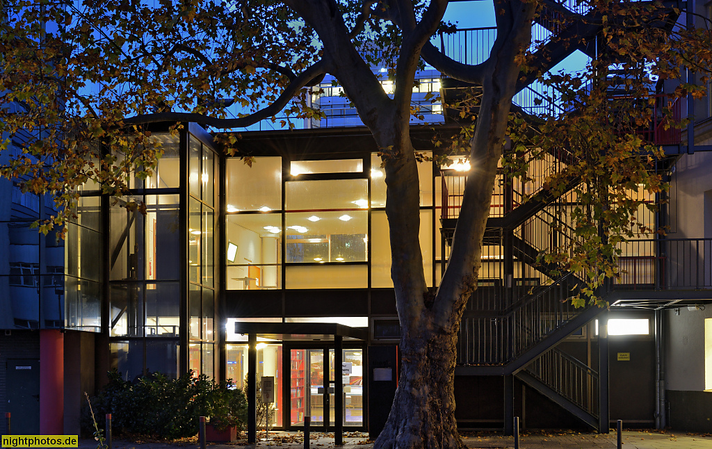 Berlin Schöneberg Urania-Haus erbaut 1962 von Architekten Hans Christoph Rübecke und Thomas Altenberg mit Bauingenieur Prof Dr Ing Winckel an der Ecke Kleiststrasse. Foyer Hofseite