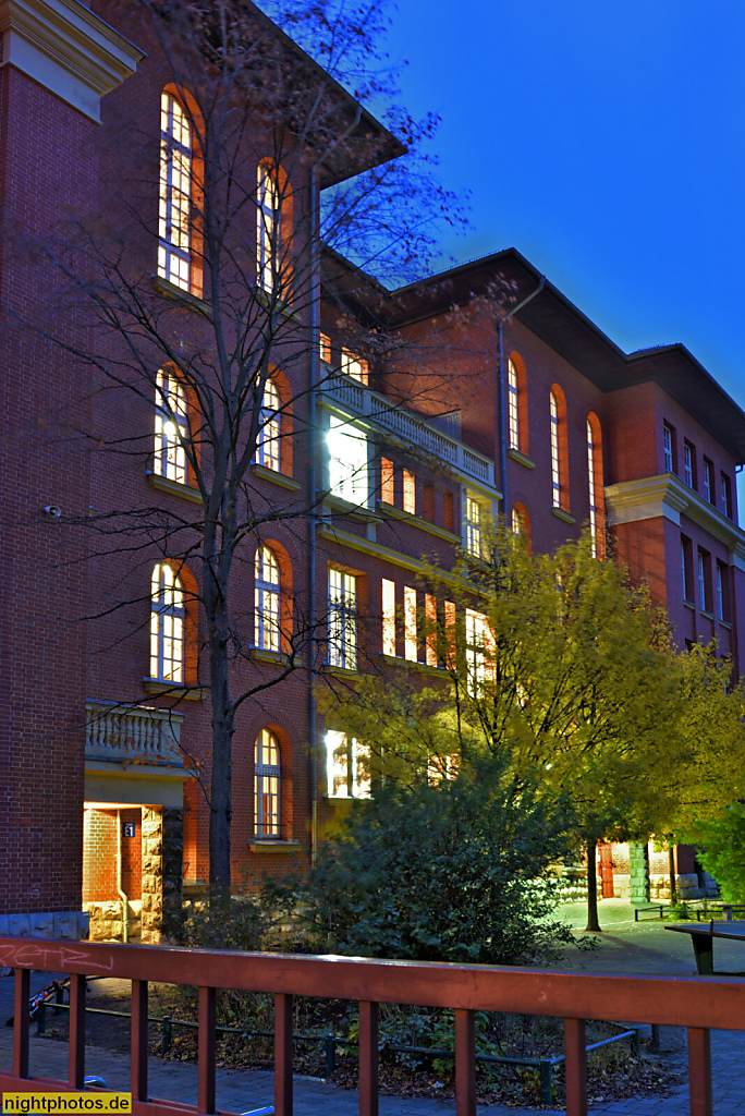 Berlin Oberschöneweide Schule an der Wuhlheide erbaut 1908 von Gemeindebaurat J. Th. Hamacher als Erweiterung der Gemeindeschule Kottmeierstrasse 2-4. Schulhof