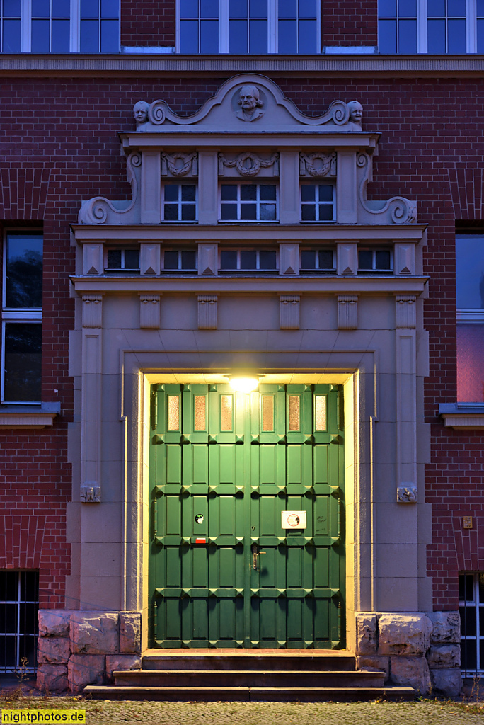 Berlin Oberschöneweide Schule an der Wuhlheide erbaut 1908 von Gemeindebaurat J. Th. Hamacher als Erweiterung der Gemeindeschule Kottmeierstrasse 2-4. Renaissancepportal