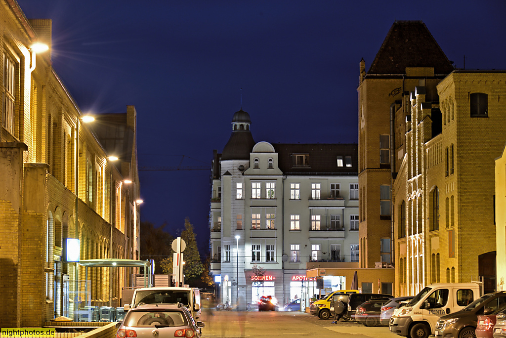 Berlin Oberschöneweide. Kernmacherei (links) und Verwaltungsgebäude (rechts) erbaut 1899 von Paul Tropp als Teil der Deutsche Niles-Werkzeugmaschinenfabrik. 1921-1945 1990-1996 AEG-Transformatorenfabrik. Erweitert 1922 von Jean Krämer