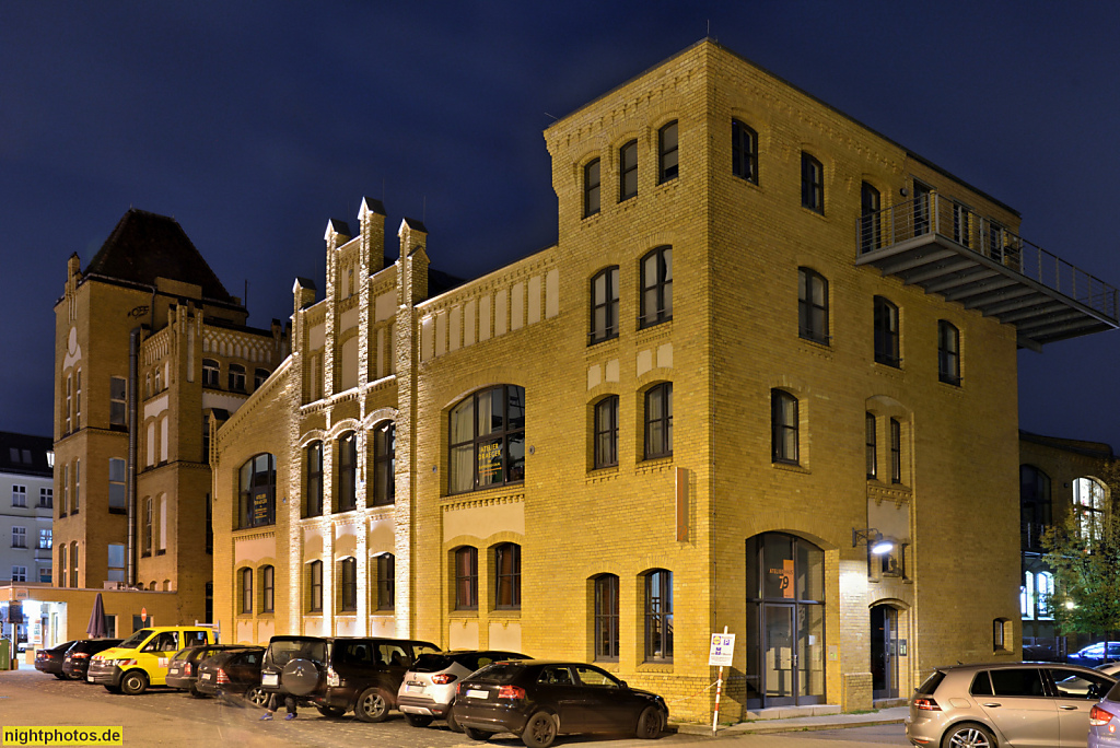 Berlin Oberschöneweide. Verwaltungsgebäude dahinter Beamtenwohnhaus erbaut 1899 von Paul Tropp als Deutsche Niles-Werkzeugmaschinenfabrik. 1921-1945 1990-1996 AEG-Transformatorenfabrik