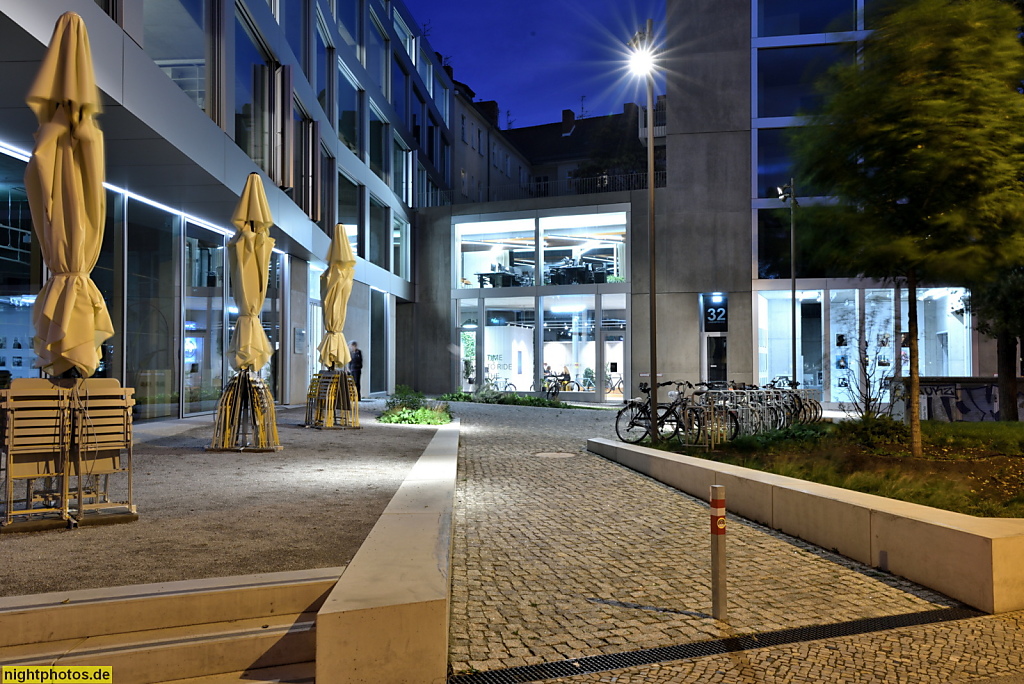 Berlin Mitte Suhrkamp Haus erbaut 2018-2020 von Bundschuh Architekten an der Rosa-Luxemburg-Strasse