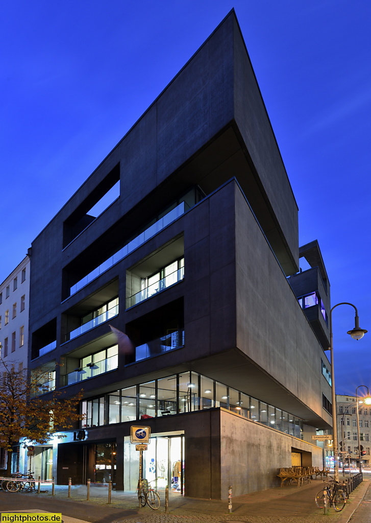 Berlin Mitte Wohnhaus für Kunstsammler L40 erbaut 2008-2010 von Bundschuh Baumhauer Architekten mit Künstlerin Cosima von Bonin an der Linienstrasse 40