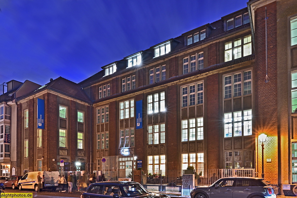 Berlin Mitte Berlin Cosmopolitan School. Erbaut 1912-1913 von Carl Koeppen als Verwaltungsbau. Rückerstrasse 9