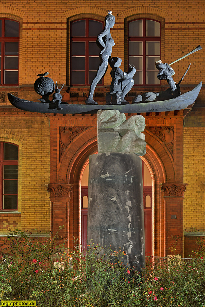 Berlin Prenzlauer Berg Bezirksamt mit Bürgeramt. 'Das Schiff zur Rettung der Unschuld der Kunst' von Thomas J Richter und Martin Wilke 1988-1989. Fröbelstrasse 17