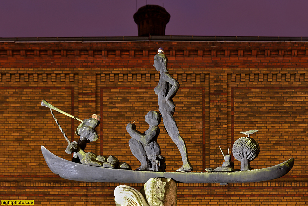 Berlin Prenzlauer Berg Bezirksamt mit Bürgeramt. 'Das Schiff zur Rettung der Unschuld der Kunst' von Thomas J Richter und Martin Wilke 1988-1989. Fröbelstrasse 17