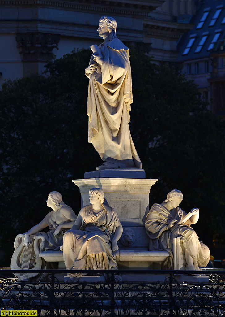 Berlin Mitte Gendarmenmarkt Schillerdenkmal erschaffen 1864-1871 von Reinhold Begas