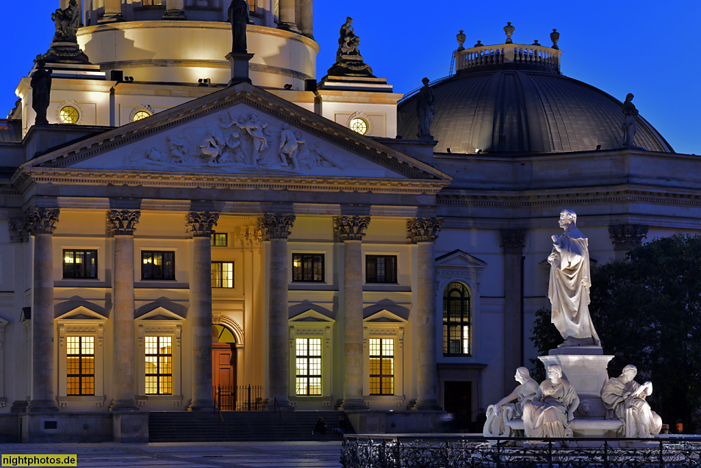 Berlin Mitte Deutscher Dom am Gendarmenmarkt erbaut 1701-1708 von Carl von Gontard und Georg Christian Unger. Schillerdenkmal erschaffen 1864-1871 von Reinhold Begas