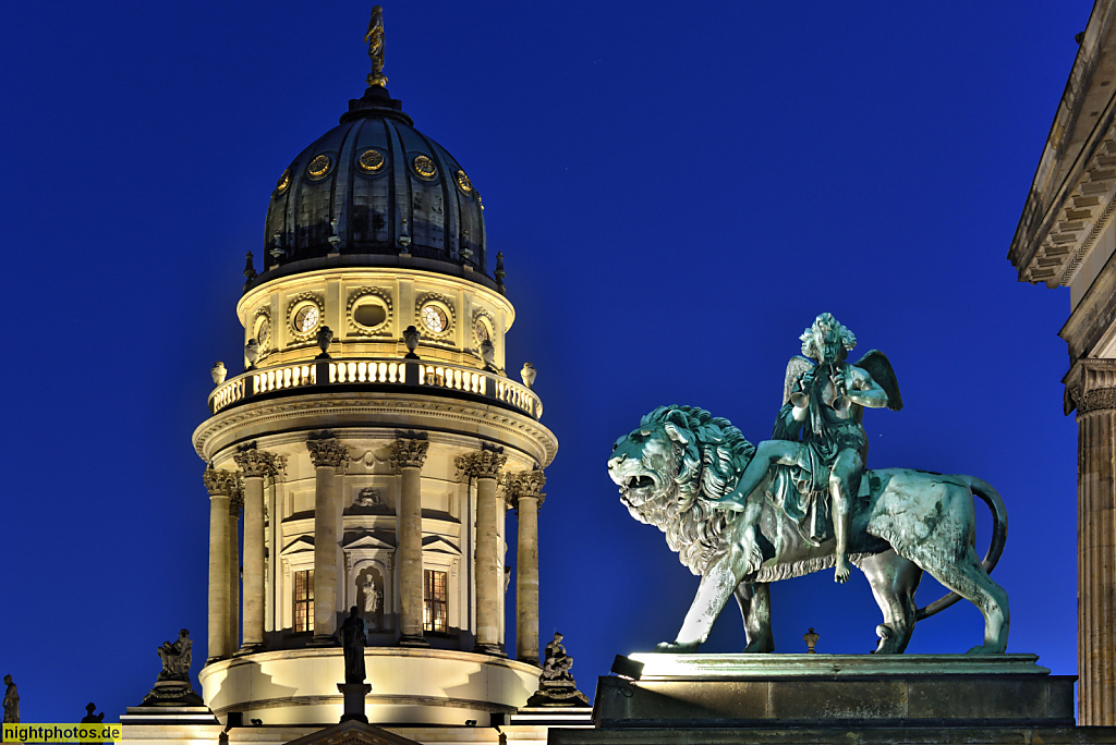 Berlin Mitte Gendarmenmarkt Plastik Löwe mit musizierendem Engel Figur als Symbol für die Macht der Musik von Bildhauer Christian Friedrich Tieck. Hinten Deutscher Dom erbaut 1780-1785 von Carl von Gontard im Stil des Barock
