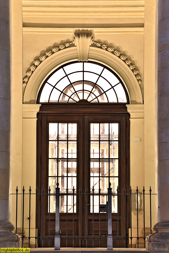 Berlin Mitte Französischer Dom am Gendarmenmarkt. Erbaut 1780-1785 von Carl von Gontard für Friedrich der Grosse (Friedrich II.) Wiederaufbau 1978-1983