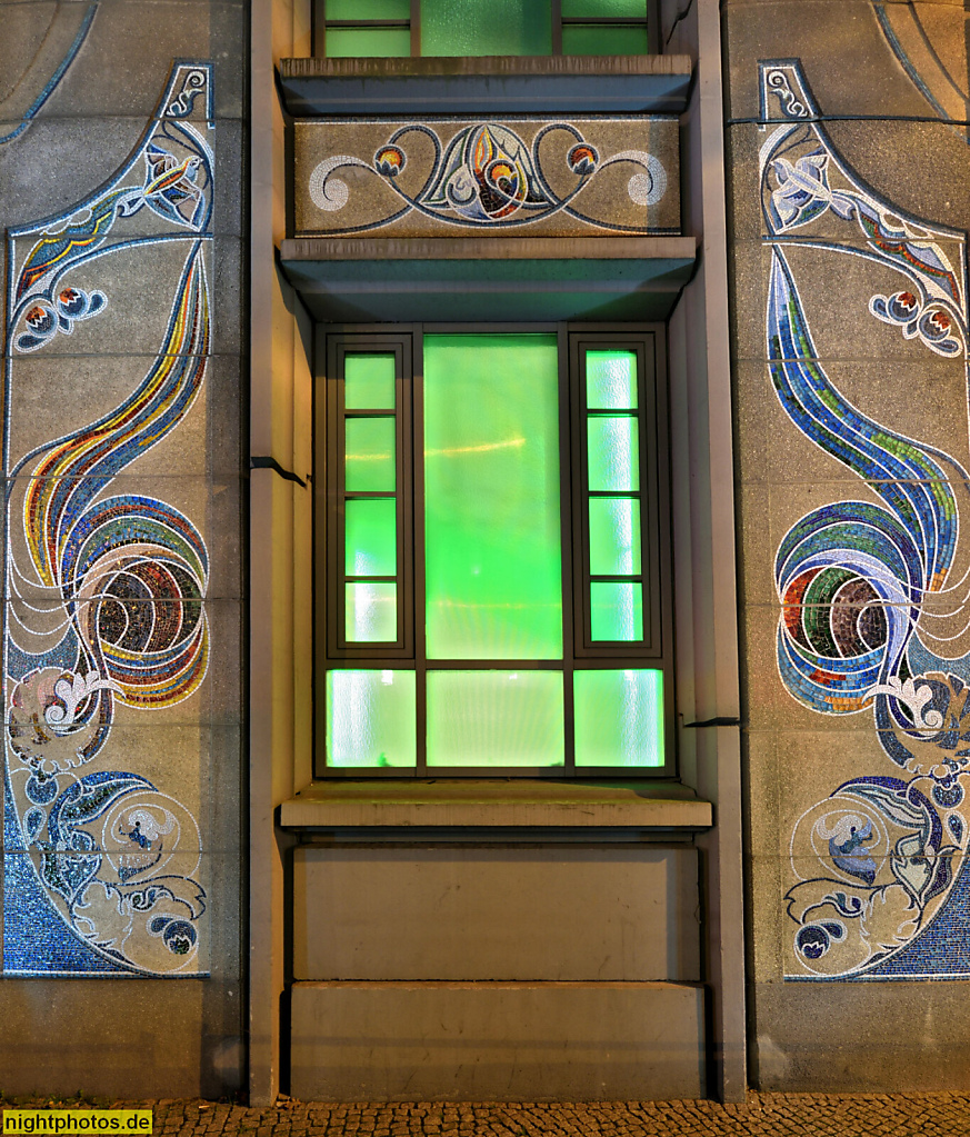 Berlin Mitte Randbebauung Gendarmenmarkt mit Fertigbau WBS70 ('Platte') mit historisierendem Jugendstil Wandmosaik. Erbaut 1908-1984 von Manfred Prasser. Charlottenstrasse 50 Ecke Französische Strasse 25