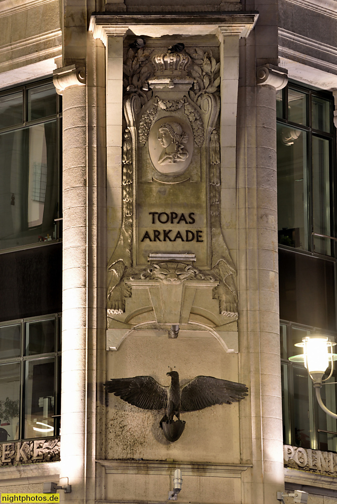 Berlin Mitte Büro- und Geschäftshaus Topas Arkade erbaut 1898-1900 von Alfred Beslauer. Medaillon mit Relief von Kurfürstin Dorothea über polnischem Adler. Friedrichstrasse 153