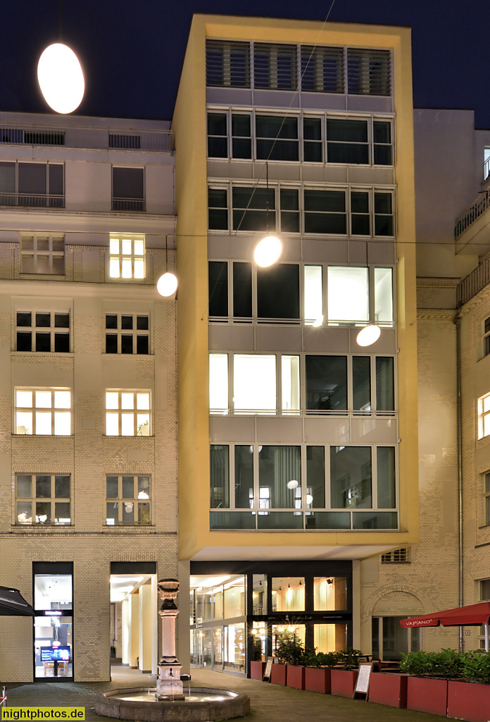 Berlin Mitte Kaiserhöfe erbaut 1913-1914 von Architekten Bielenberg und Moser als Verwaltungssitz für Preussische Central-Bodenkredit-AG. Sanierter Innenhof mit Säulenbrunnen