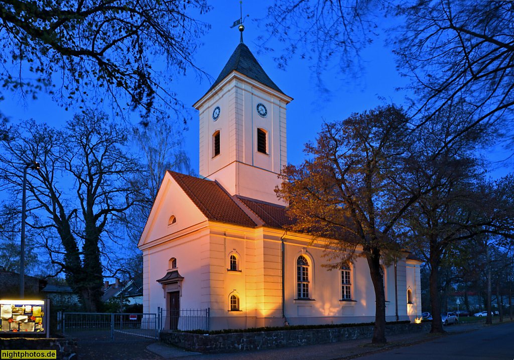 Berlin Hermsdorf Evangelische Dorfkirche Hermsdorf erbaut 1754-1756 als Fachwerkkirche. Putzbau seit 1830. Wiederaufbau 1954-1955. Turm Neubau 1960. Almutstrasse