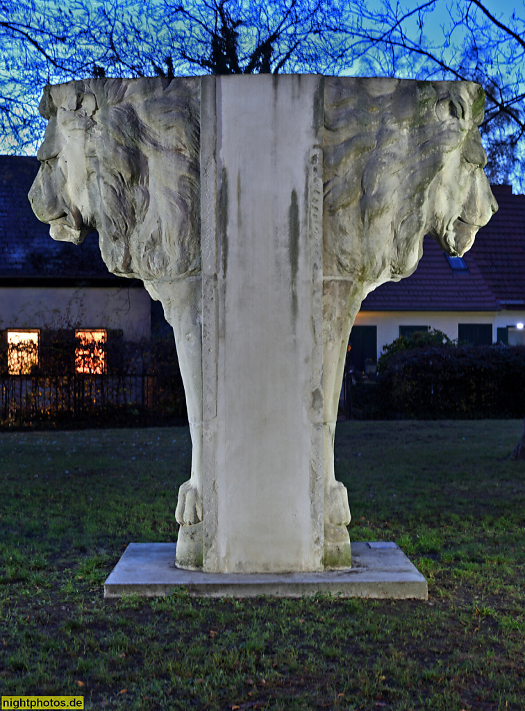 Berlin Hermsdorf Löwenfiguren aus Kunststein von 1903 ehemals Portalschmuck am Deutschen Kolonialhaus in Berlin-Tiergarten Lützowstrasse 89-90