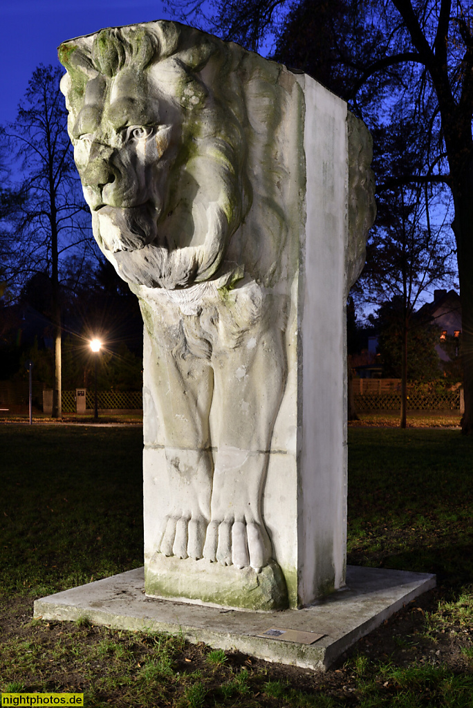 Berlin Hermsdorf Löwenfiguren aus Kunststein von 1903 ehemals Portalschmuck am Deutschen Kolonialhaus in Berlin-Tiergarten Lützowstrasse 89-90