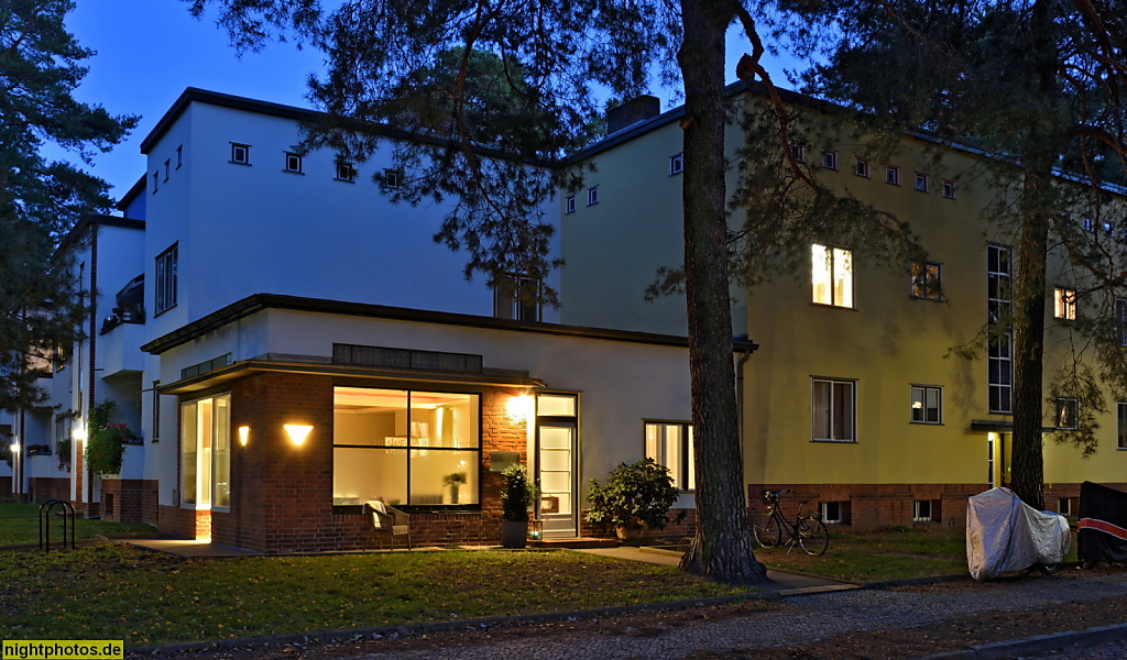 Berlin Waldsiedlung Zehlendorf erbaut 1926-1928 von Bruno Taut Otto Rudolf Salvisberg und Hugo Häring. Eckhaus mit Ladenlokal Wilskistrasse 18 Ecke Auerhahnbalz 2