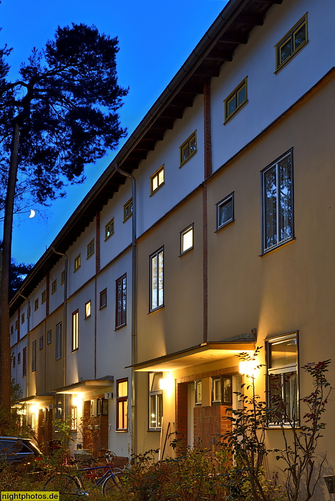 Berlin Waldsiedlung Zehlendorf erbaut 1926-1928 von Bruno Taut Otto Rudolf Salvisberg und Hugo Häring. Reihenhäuser Auerhahnbalz 3-13
