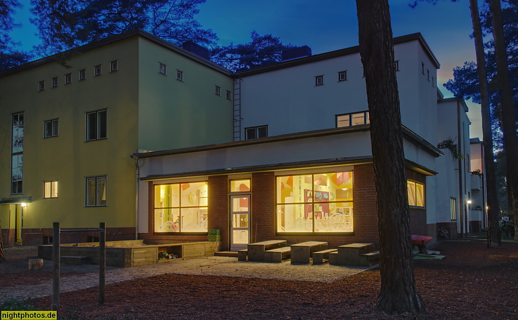 Berlin Waldsiedlung Zehlendorf erbaut 1926-1928 von Bruno Taut Otto Rudolf Salvisberg und Hugo Häring. Eckhaus mit Kinderladen. Auerhahnbalz 1 Wilskistrasse 20