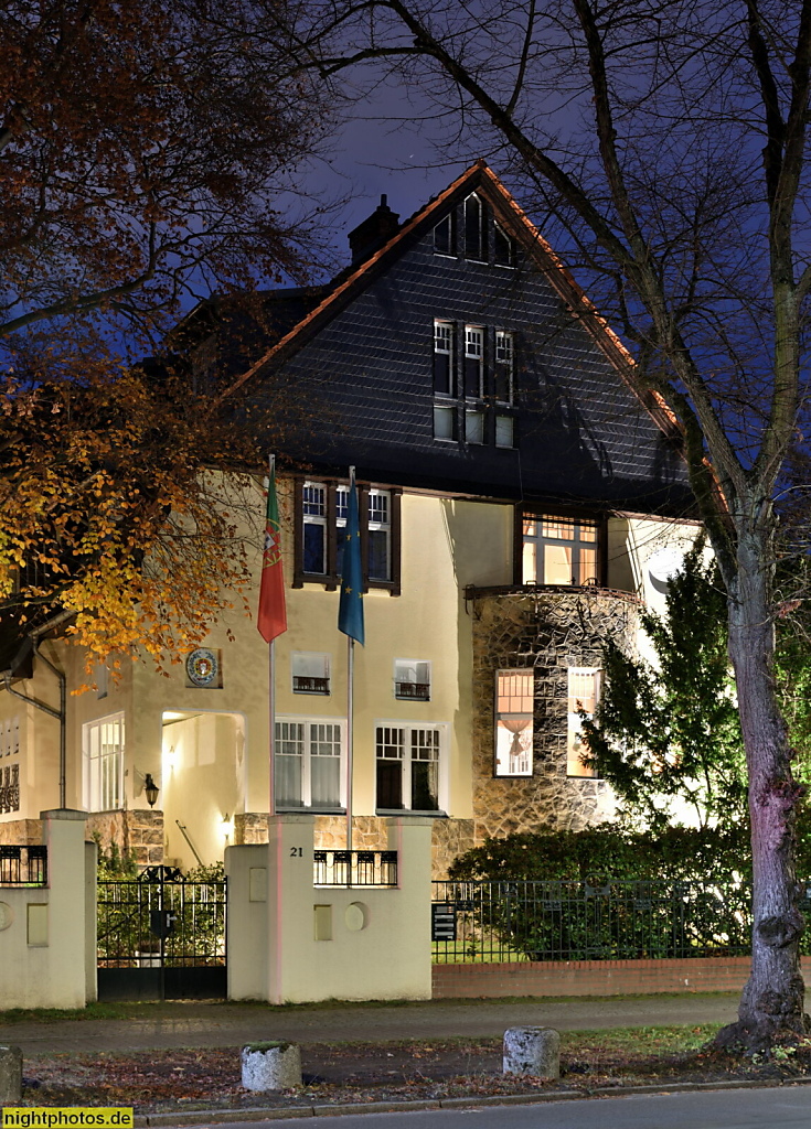 Berlin Zehlendorf. Botschaftsresidenz der Portugiesischen Republik. Landhaus Villa mit Feldsteinerker. Schützallee 21