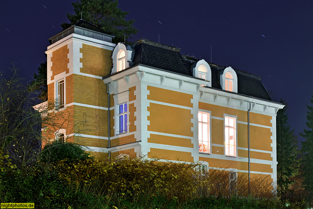 Berlin Zehlendorf. Wohnhaus mit Giebelgauben. Markgrafenstrasse 4