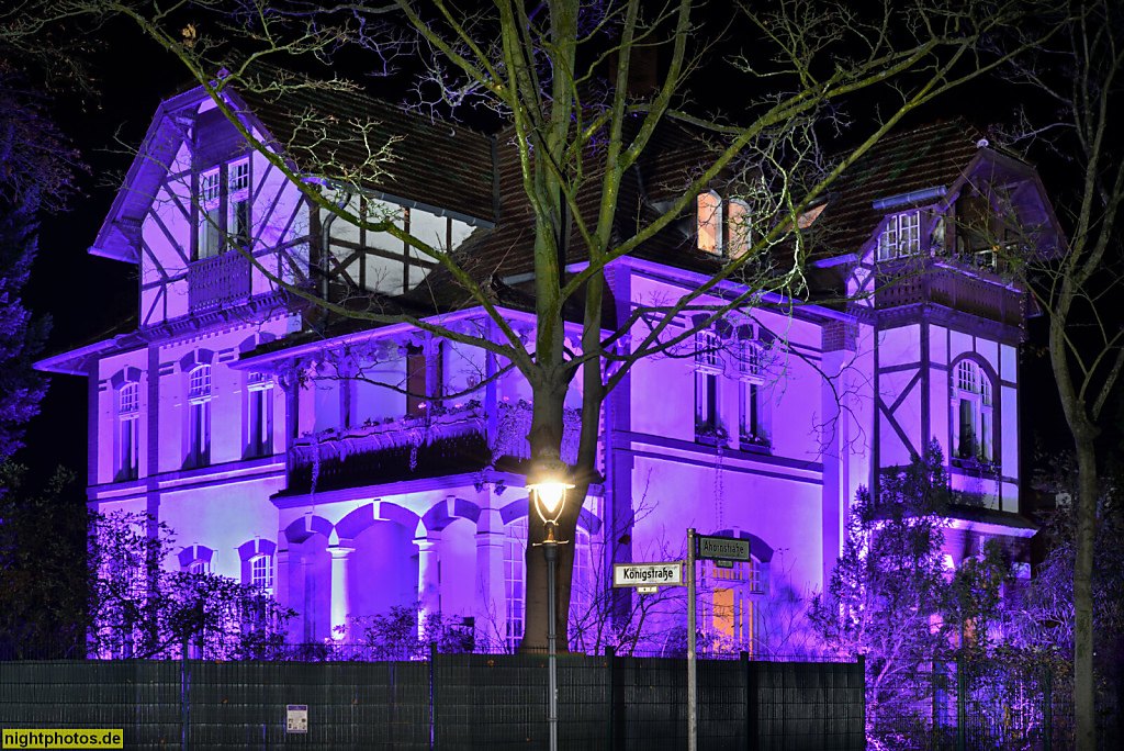 Berlin Zehlendorf. Weg der Mitte Gesundheits- und Ausbildungszentrum. Villa mit Fachwerk. Beleuchtet anlässlich des 'Tag der Frühgeborenen'. Ahornstrasse 18
