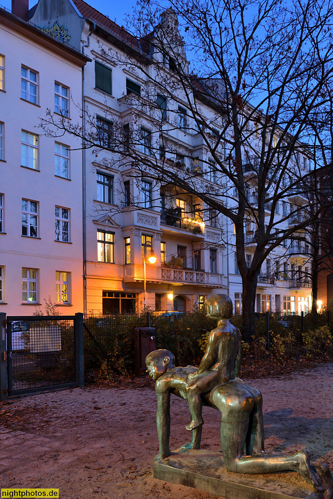 Berlin Mitte Spandauer Vorstadt. Mietshaus erbaut 1897-1900 am Koppenplatz 6 für Ilse Goldschmidt. Zwerchgiebel im Renaissancestil. Bronzeskulptur 'Geschwister' Bildhauer Karl Lemke 1968