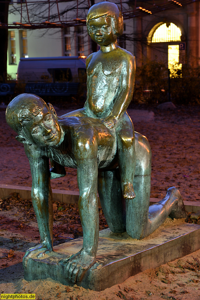 Berlin Mitte Spandauer Vorstadt. Koppenplatz. Bronzeskulptur 'Geschwister' von Bildhauer Karl Lemke erschaffen 1968