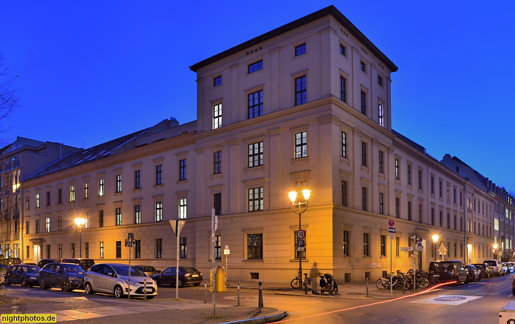 Berlin Mitte Spandauer Vorstadt. Hollmannsche Wilhelminen-Amalien-Stiftung erbaut 1839. 1850 Turmbau 1869 Langseite am Koppenplatz von Stadtrat Hollmann