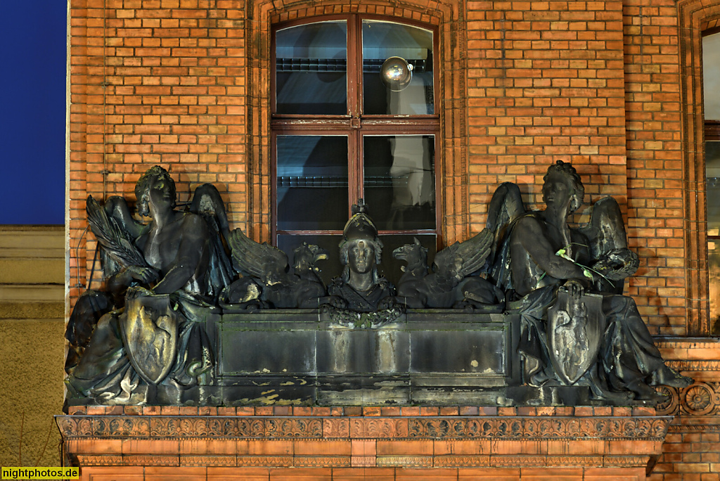 Berlin Mitte Spandauer Vorstadt. Weinmeisterhaus erbaut 1865-1867 von Stadtbaurat Adolf Gerstenberg als Direktoratsgebäude des Sophien-Gymnasiums. Allegorische Sandsteinfiguren als Fassadenschmuck. Weinmeisterstrasse 15