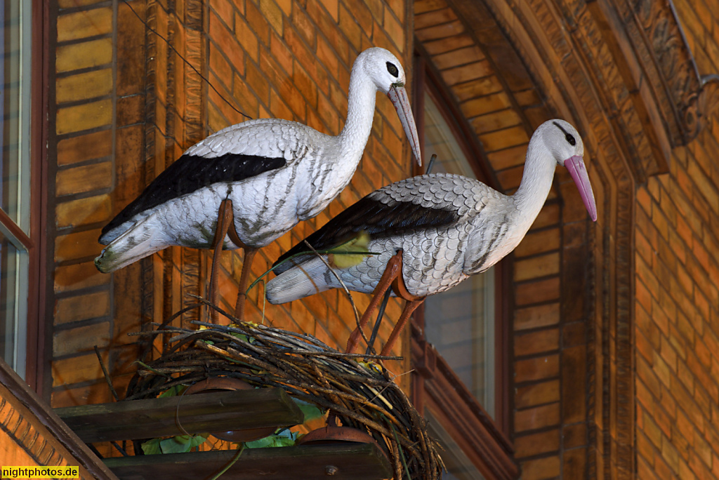 Berlin Mitte Spandauer Vorstadt. Weinmeisterhaus erbaut 1865-1867 von Stadtbaurat Adolf Gerstenberg als Direktoratsgebäude des Sophien-Gymnasiums. Hofdurchfahrt mit Kreuzrippengewölbe. Weinmeisterstrasse 15