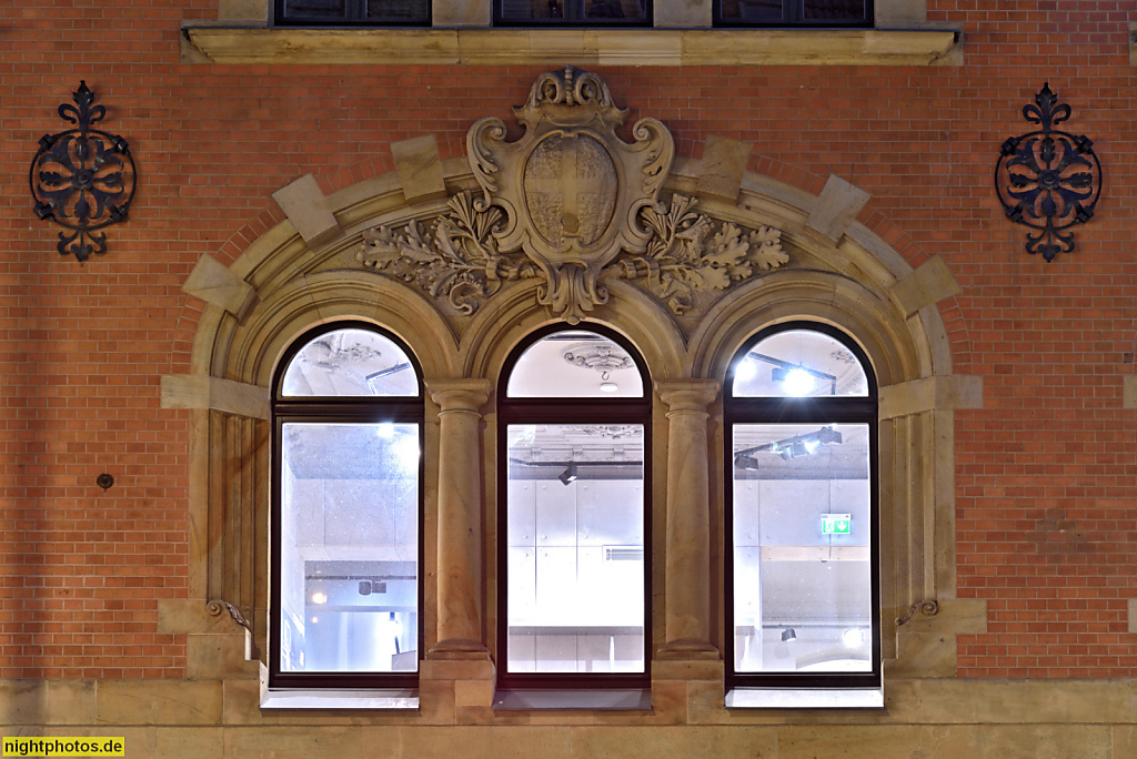 Berlin Mitte Spandauer Vorstadt. Wohn- und Geschäftshaus erbaut 1891-1893 von Poetsch und Bohnstedt mit Neorenaissance Stilelementen. Dreigliedriges Fenster. Münzstrasse 21-23